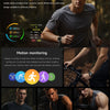 Ein Mann in einem dunklen T-Shirt trainiert und überwacht seine Workout-Daten auf einer Smartwatch.
