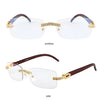Un par de gafas de sol transparentes sin montura con detalles de pedrería dorada y brazos de madera marrón, vistas de frente 