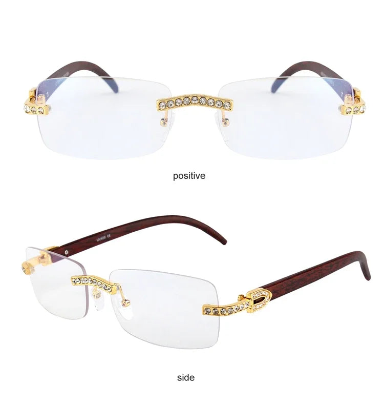 Un par de gafas de sol transparentes sin montura con detalles de pedrería dorada y brazos de madera marrón, vistas de frente 
