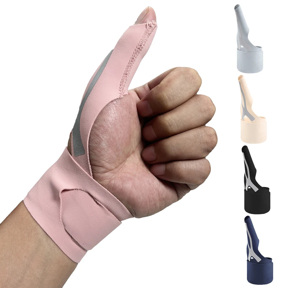Eine Hand mit pinker Handgelenksbandage, daneben separate Daumendruckhilfen.