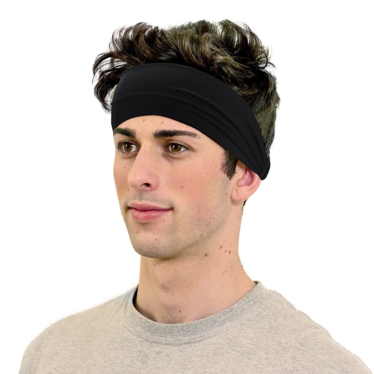 Un homme portant un bandeau élastique de sport noir sur ses cheveux bouclés foncés.
