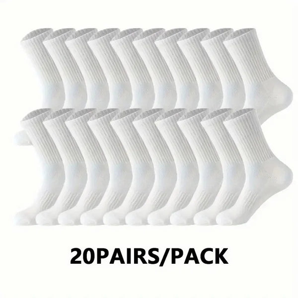 Un paquete de veinte pares de calcetines de tubo de punto blancos para comodidad todo el año.