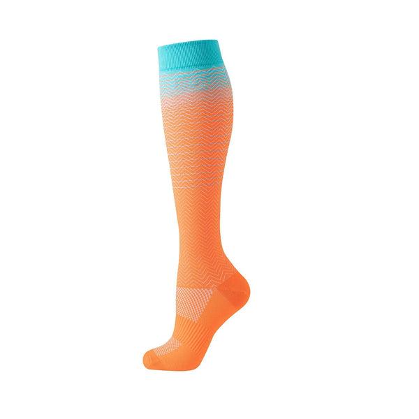 Une paire de chaussettes de compression montantes pour femmes à rayures orange et bleu sarcelle.
