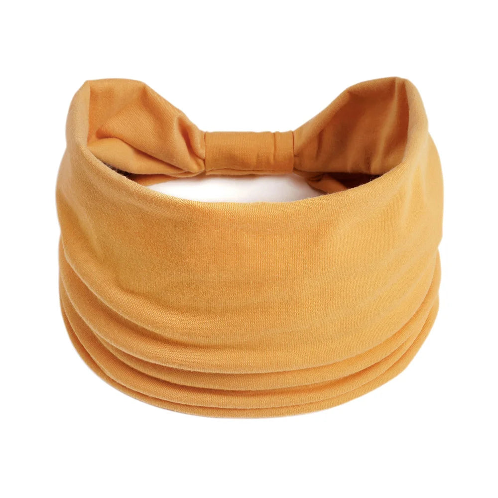 Foulard en coton boho jaune moutarde noué en nœud, montré à plat.