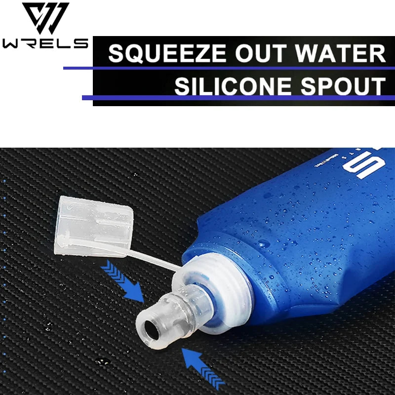 Botella de silicona azul con caño siendo exprimida para liberar agua, sobre fondo negro.