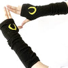 Schwarze Fingerless-Armwärmer mit gelbem Halbmond-Design, getragen an der Hand.