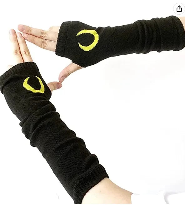 Schwarze Fingerless-Armwärmer mit gelbem Halbmond-Design, getragen an der Hand.