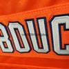Orange Stoff mit weißer und dunkelblauer Schrift, die BOUCH buchstabiert
