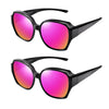 Eine schwarze, polarisierte, überdimensionierte Sonnenbrille mit leuchtend pinken Linsen.