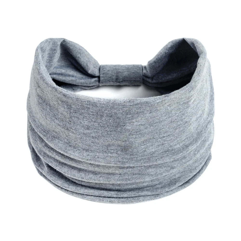 Foulard en coton bohème gris noué en nœud, montré à plat.