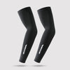 Ein Paar schwarze UPF 50+ Cooling-Armschuhe dargestellt auf grauem Hintergrund.
