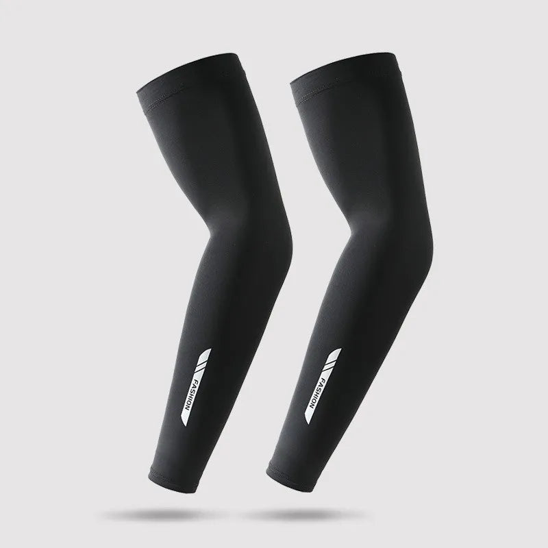 Ein Paar schwarze UPF 50+ Cooling-Armschuhe dargestellt auf grauem Hintergrund.