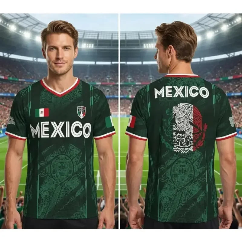 Männlicher Fußballspieler in einem grünen mexikanischen Trikot mit Azteken-Kalenderdesign