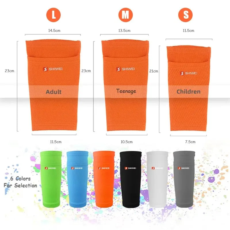Un jeu de trois genouillères de soccer pour adultes, adolescents et enfants, dans les couleurs orange, vert, bleu et noir.