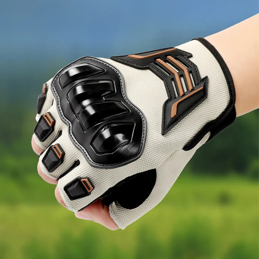 Eine Hand trägt schwarze und beige Schutzhandschuhe für Sport und Reiten.