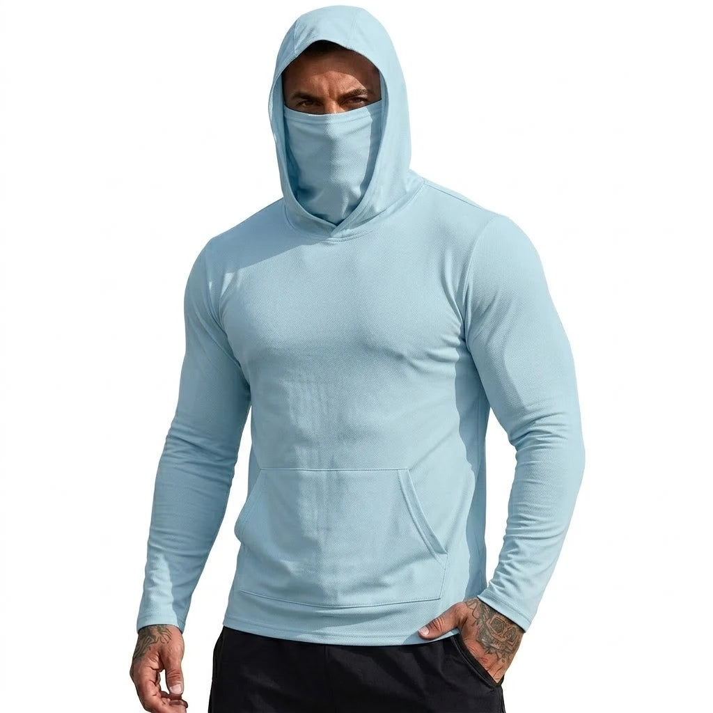 Ein Mann trägt einen hellblauen Kapuzenpullover mit Gesichtsabdeckung und dunkle Hosen.