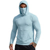 Ein Mann trägt einen hellblauen Kapuzenpullover mit Gesichtsabdeckung und dunkle Hosen.
