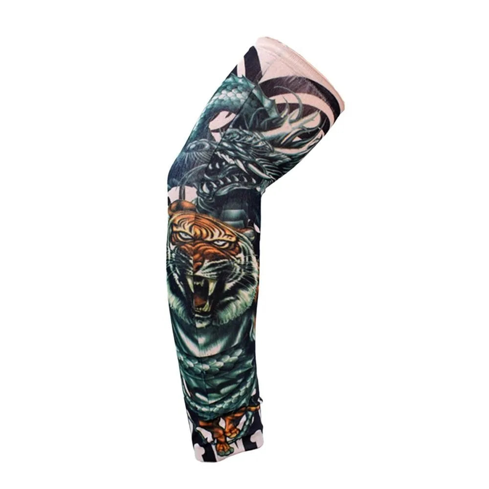 Primer plano de una persona usando una manga protectora de tigre verde oscuro y negro.