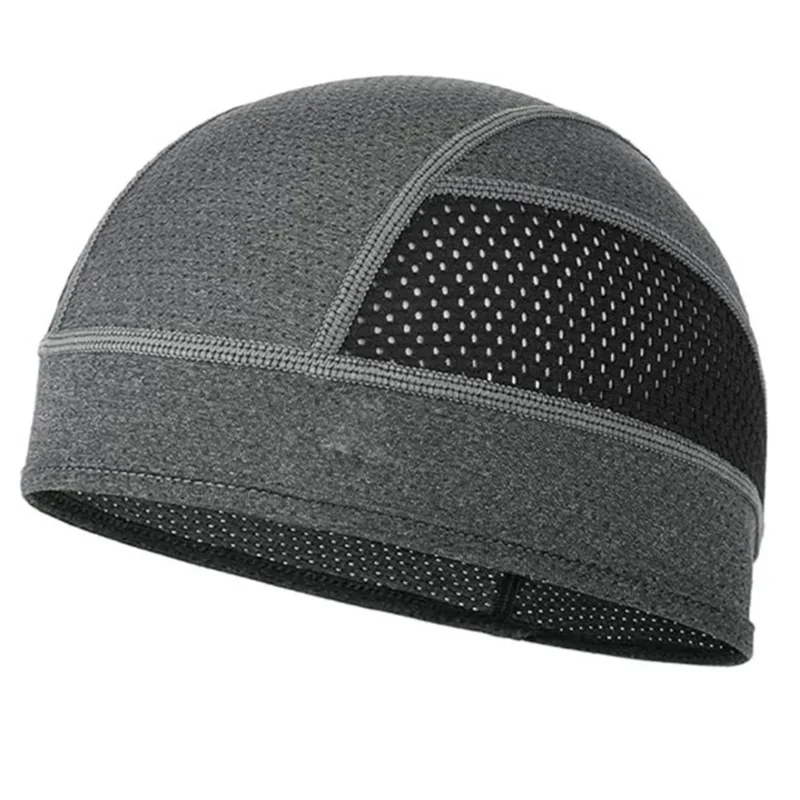 Casco de ciclismo gris oscuro transpirable con una capucha interior de malla de ventilación.