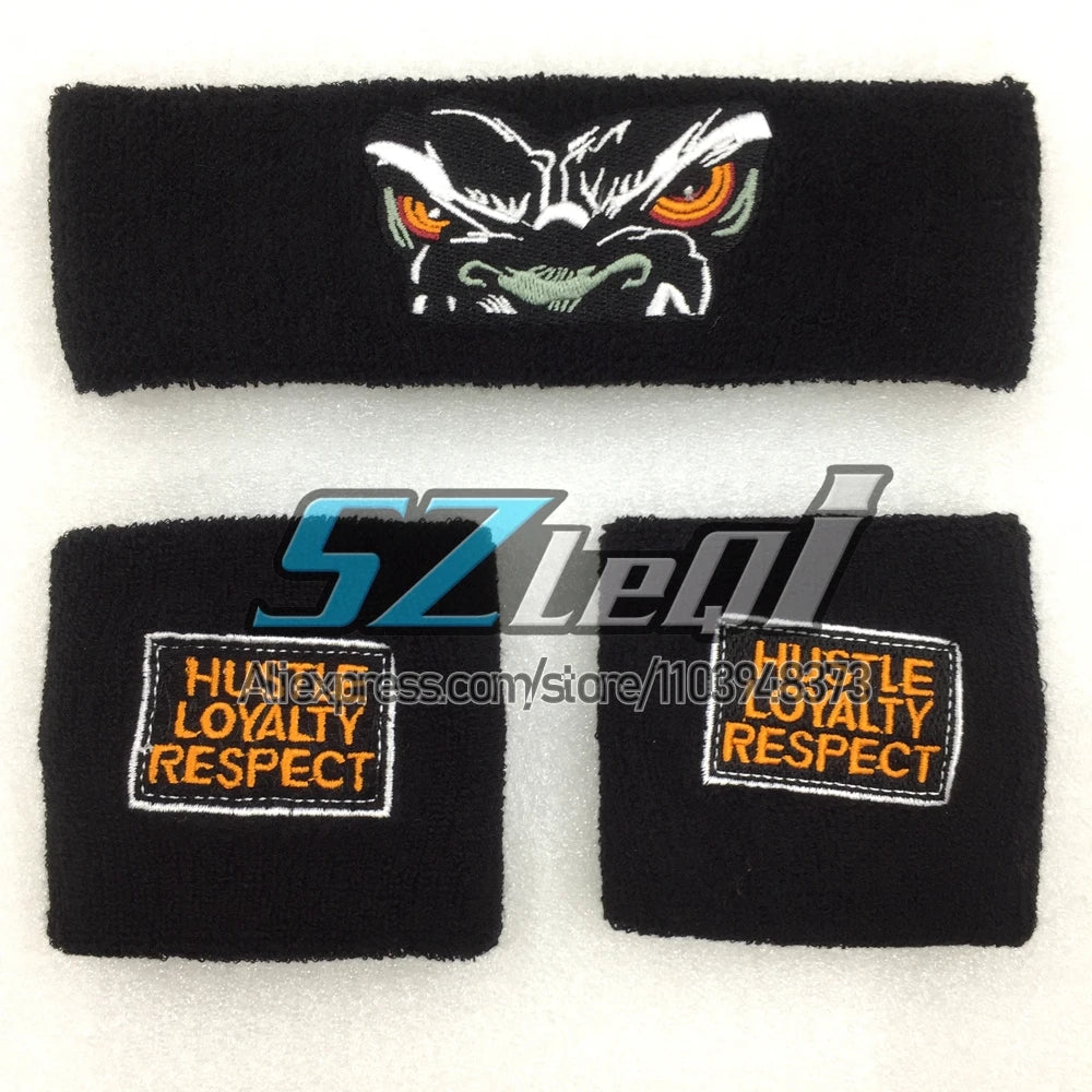 Un juego de pulseras deportivas de algodón negras con diseño de cabeza de tigre feroz y texto de respeto y lealtad.
