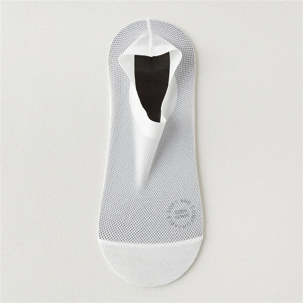 Chaussette en maille antidérapante blanche avec embout noir, présentée sur un fond clair.