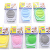 Un juego de cinco protectores para rodillas de niños pequeños en varios colores como gris, azul, verde, amarillo y rosa, empa