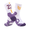 Ein Paar dicker Basketballsocken mit lila und weißen Streifen.