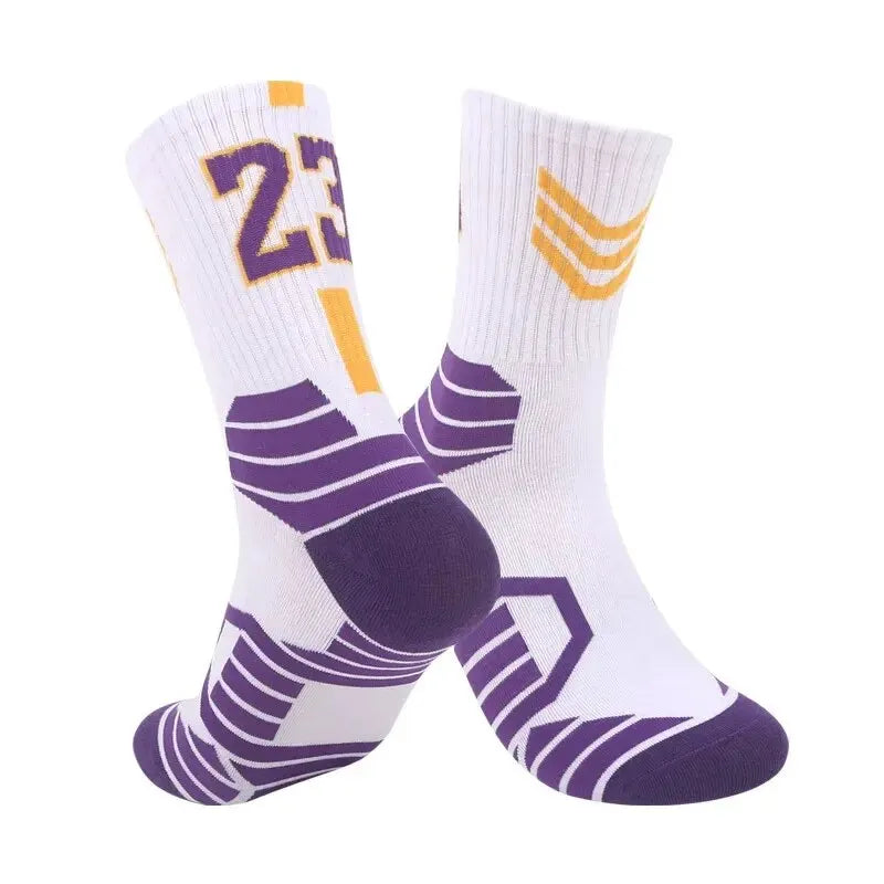 Ein Paar dicker Basketballsocken mit lila und weißen Streifen.