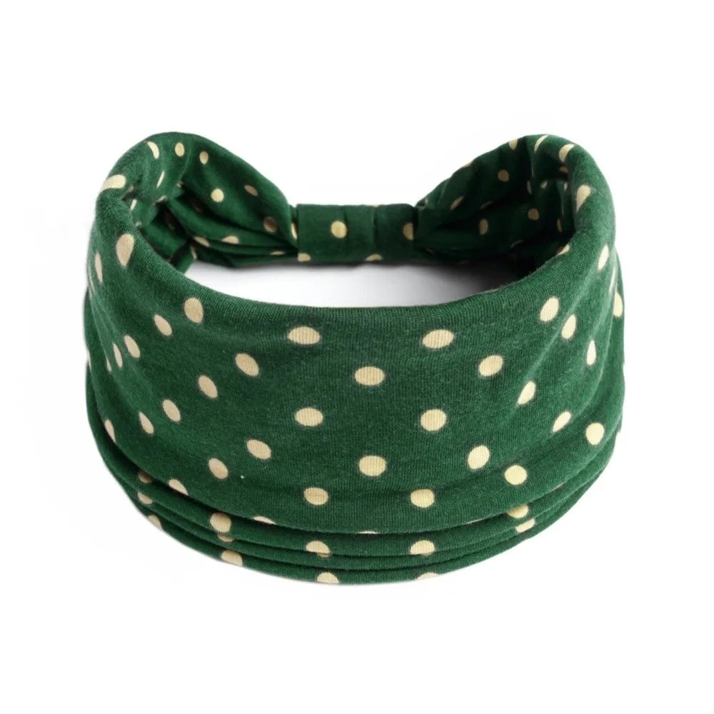 Diadema de algodón elástico bohemio verde oscuro atada en un lazo.
