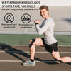 Ein Mann demonstriert wasserfeste Kinesiologie-Sportband um sein Knie beim Sport im Freien.
