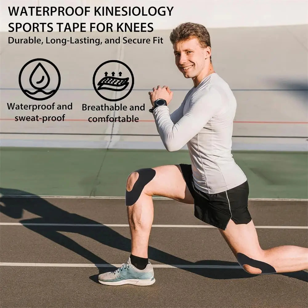 Ein Mann demonstriert wasserfeste Kinesiologie-Sportband um sein Knie beim Sport im Freien.