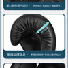 Gant de boxe en cuir PU noir, gros plan montrant les caractéristiques de ventilation et de protection contre les chocs.