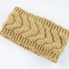 Diadema de punto beige con patrón acanalado para cabello y tocado de invierno.
