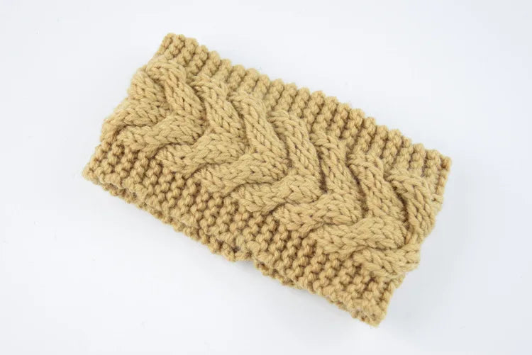 Diadema de punto beige con patrón acanalado para cabello y tocado de invierno.