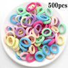 Ein Haufen von 500 farbenfrohen Nylon-Elastik-Haargummis in verschiedenen Rosa-, Blau-, Grün- und Gelbtönen.