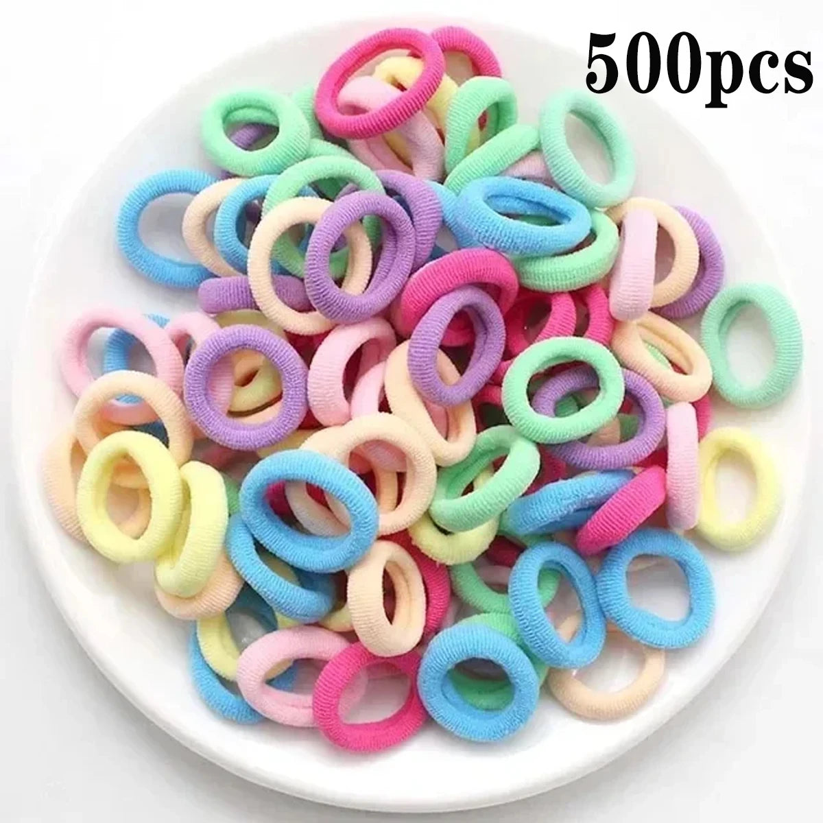 Ein Haufen von 500 farbenfrohen Nylon-Elastik-Haargummis in verschiedenen Rosa-, Blau-, Grün- und Gelbtönen.