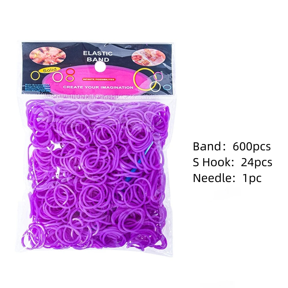 Paquete de bandas elásticas moradas, ganchos S y una aguja para hacer pulseras.