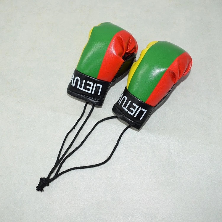 Mini PU-Leder-Boxhandschuh-Anhänger mit grün-roten Farben und dem Wort LETU auf dem Riemen.