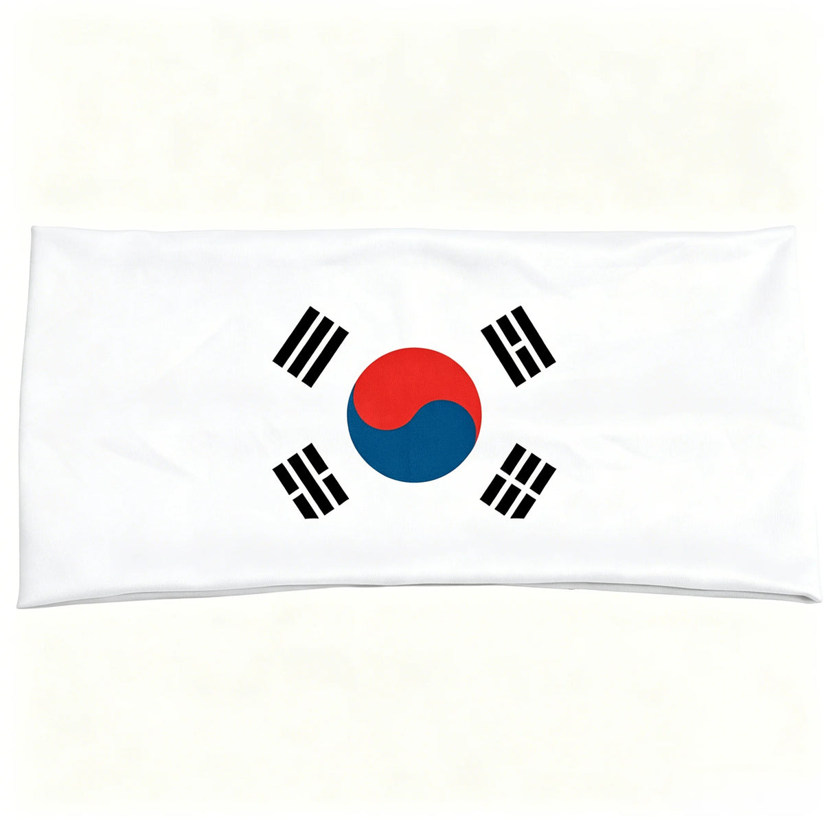 Tissu blanc avec le design du drapeau sud-coréen : un cercle rouge et bleu et quatre trigrammes noirs.