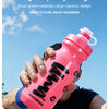 Una mano sostiene una botella de agua tipo exprimidor rosa para ciclismo, con el logo de Rockbros.