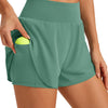 Eine Person trägt tealblaue Sportshorts mit einer Tasche, die einen limengrünen Ball enthält.