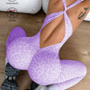 Combinaison de yoga sans coutures à motif léopard violet, portée pendant l'entraînement.