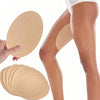 Rouleaux de bandes anti-frottement beige invisibles appliqués sur la jambe d'une personne.