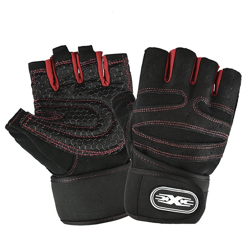 Une paire de gants de sport noirs avec des accents rouges, conçus pour le cyclisme et l'haltérophilie.