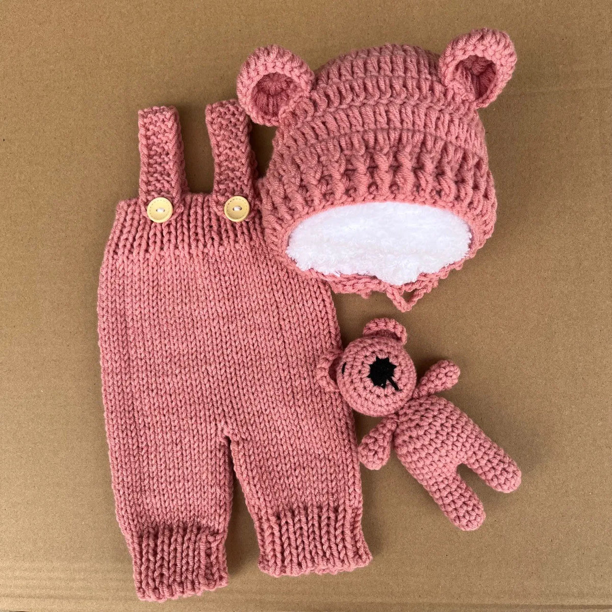 Handgewebtes rosa Bären-Fotoprodukt-Set mit gestricktem Körpers und Kopf.