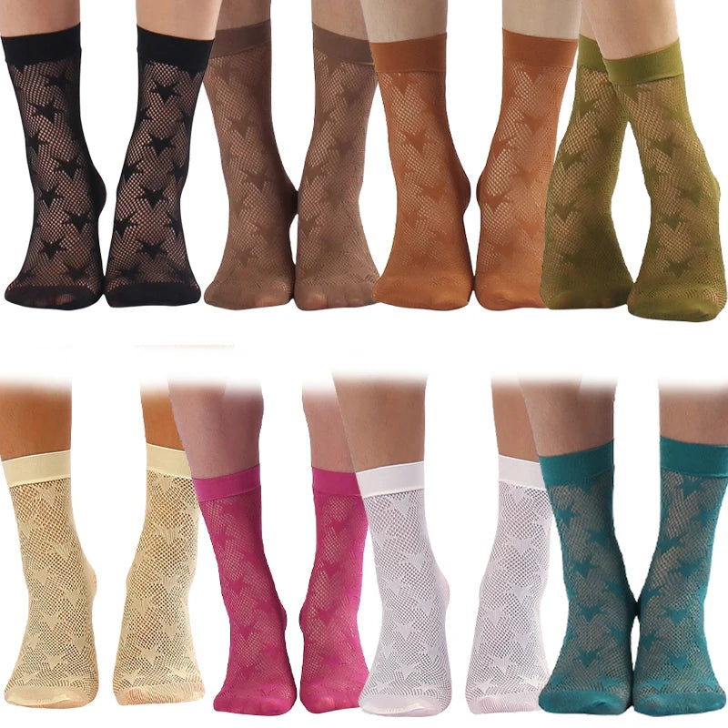 Verschiedene Damen-Blumen-Lace-Socken in Braun-, Grün- und Pinktönen auf den Beinen.