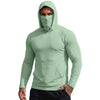 Mann trägt ein hellsalbegrünes Kapuzenpullover mit Gesichtsabdeckung und Kängurutasche.