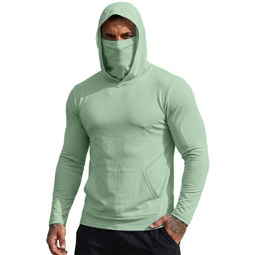 Mann trägt ein hellsalbegrünes Kapuzenpullover mit Gesichtsabdeckung und Kängurutasche.