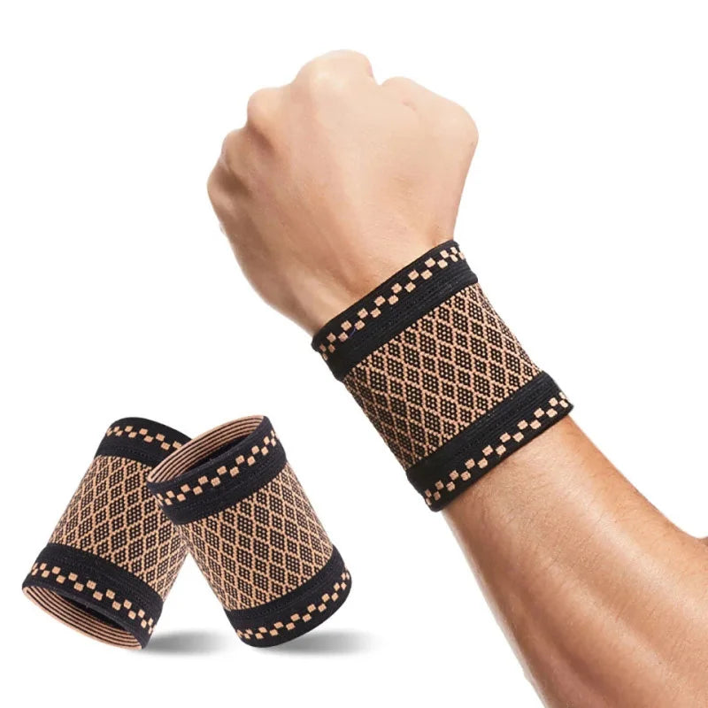 Une main portant un bandeau de soutien sur le poignet à motifs noir et or sur l'avant-bras.