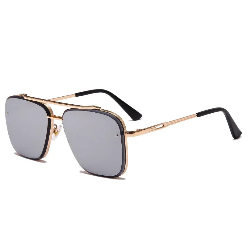 Gafas cuadradas clásicas de metal con lentes plateados y monturas doradas.
